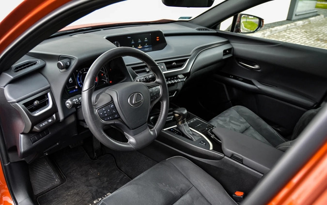 Lexus UX cena 116900 przebieg: 48962, rok produkcji 2019 z Koziegłowy małe 37